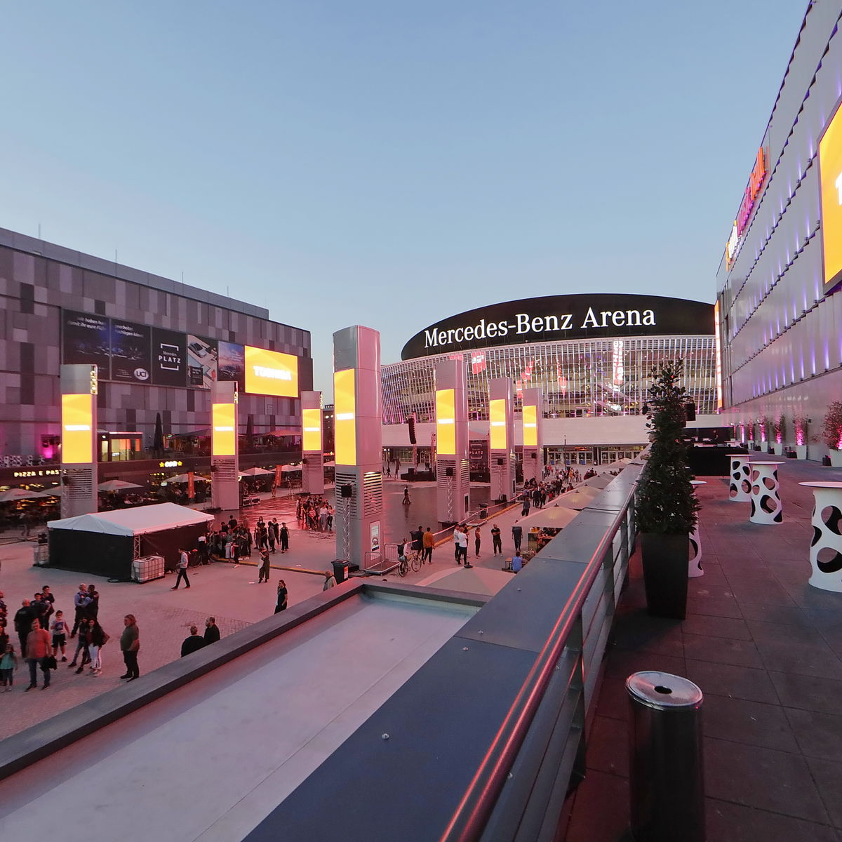 Exterior Image of Mercedes-Benz Arena and district at night