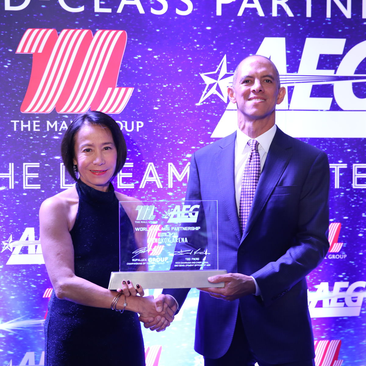 Supaluck Umpujh, Chairwoman of The Mall Group shakes hands with Ted Fikre, Vice Chairman and Chief Legal and Development Officer, AEG to celebrate the new partnership between both companies. 