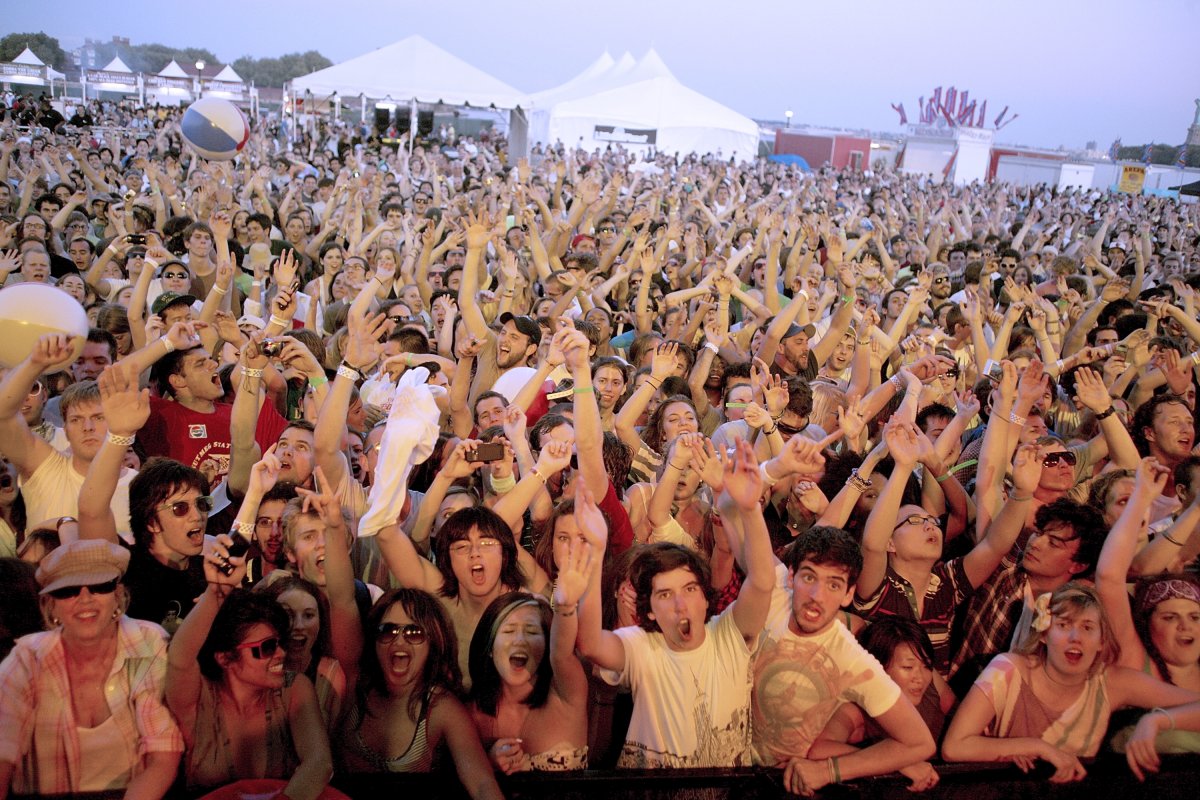 Image of the front of a crowd at a concert during Country 500