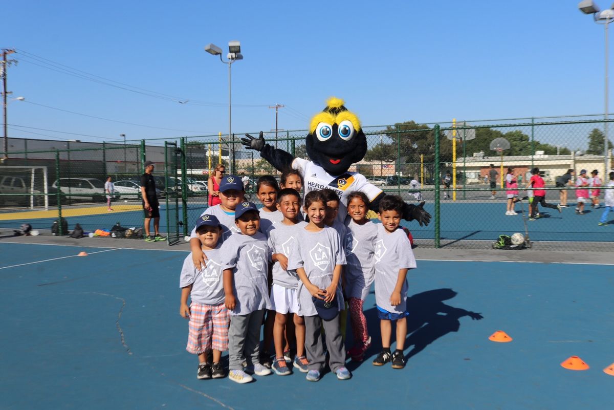  AEG’s LA Galaxy mascot Cozmo poses with children from the Los Angeles community during a free soccer clinic in conjunction with the Galaxy’s Community Clinic Series. The LA Galaxy will host an additional free soccer clinic on Saturday, Aug. 26.