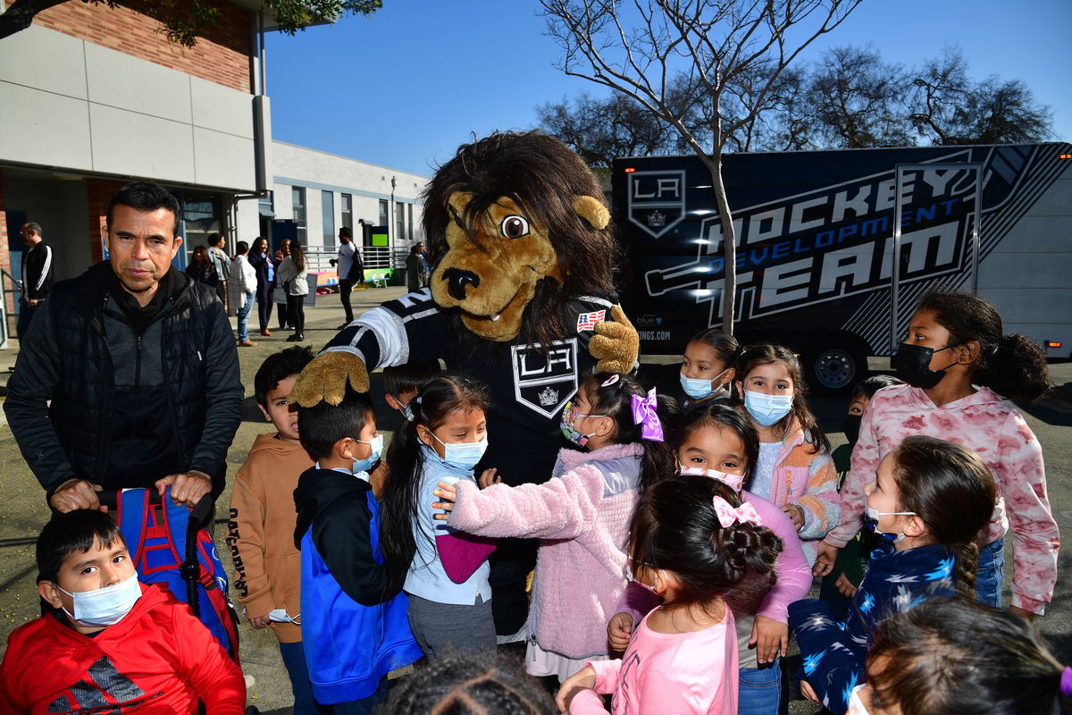 LA Kings mascot Bailey plays with students.