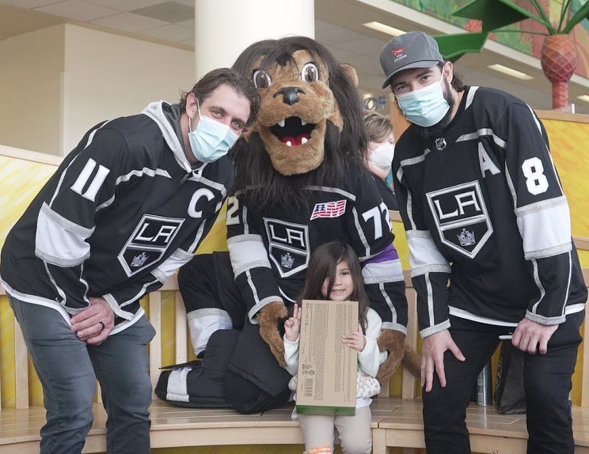 LA Kings players and mascot Bailey visit patients at CHLA.