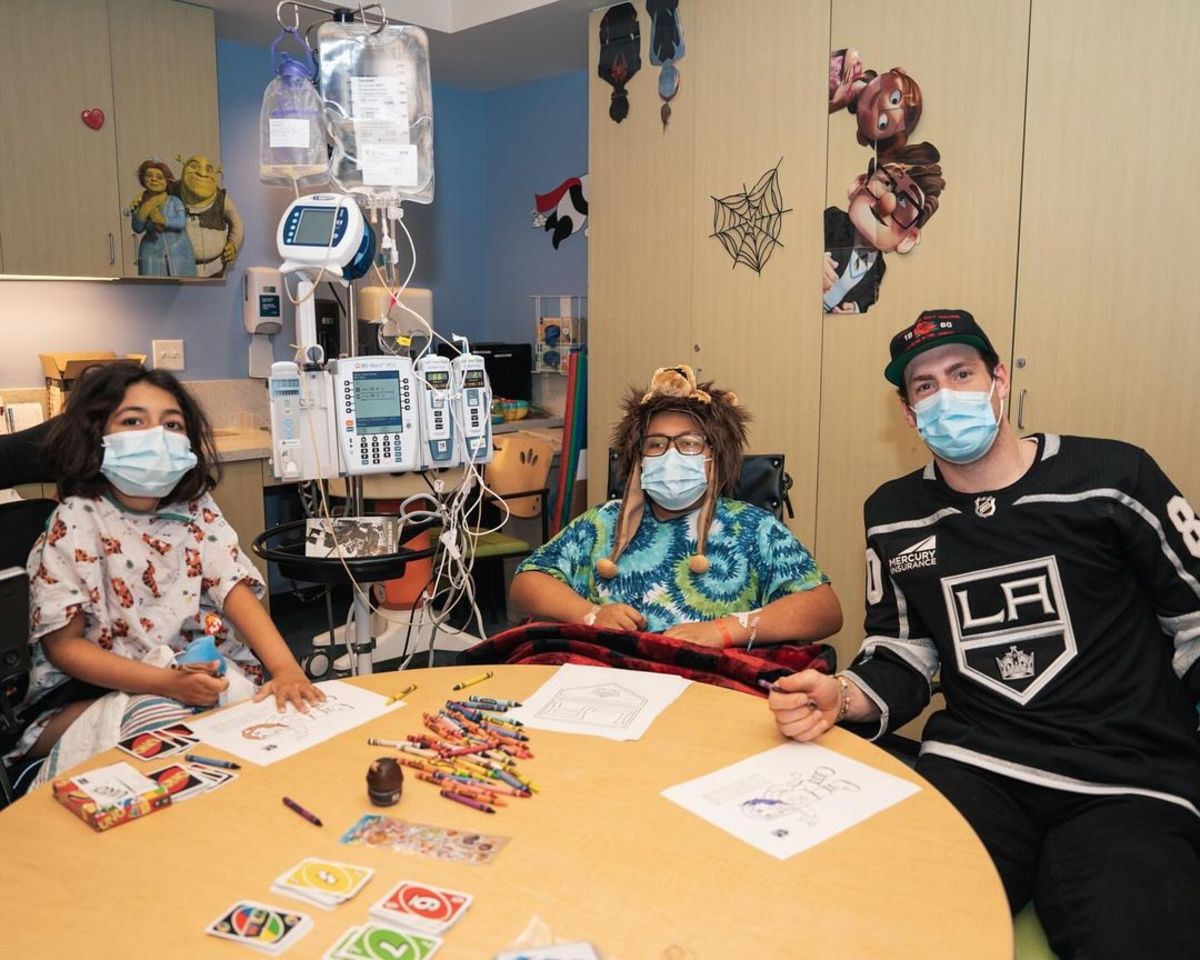 LA Kings player with CHLA patients