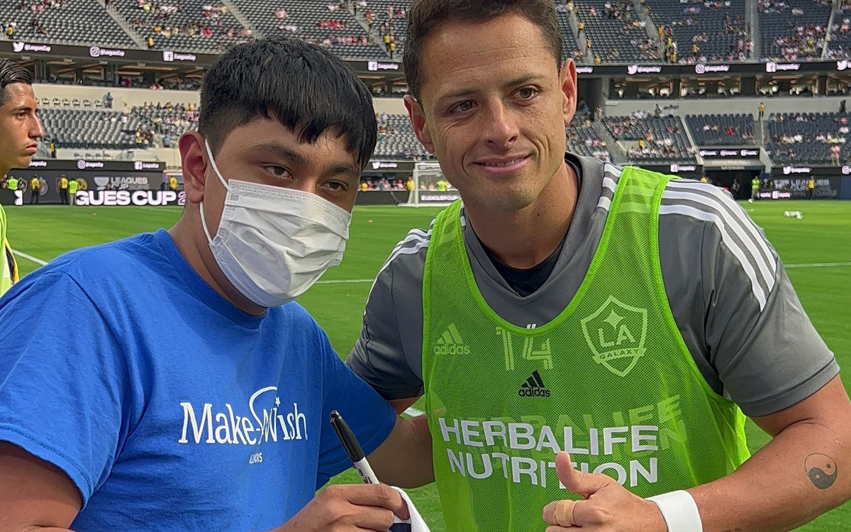 LA Galaxy's Javier "Chicarito" Hernandez poses on the pitch with Richey, a 17-year old Make A Wish recipient