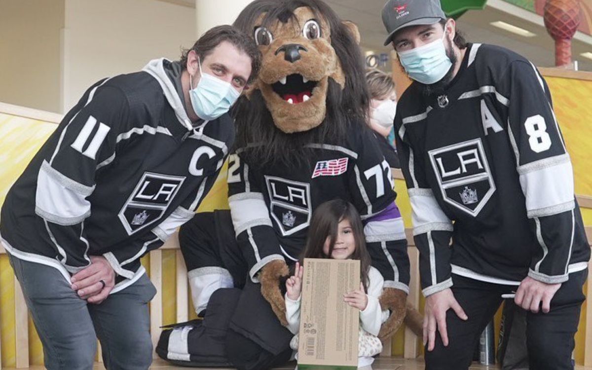 LA Kings players and mascot Bailey visit patients at CHLA.