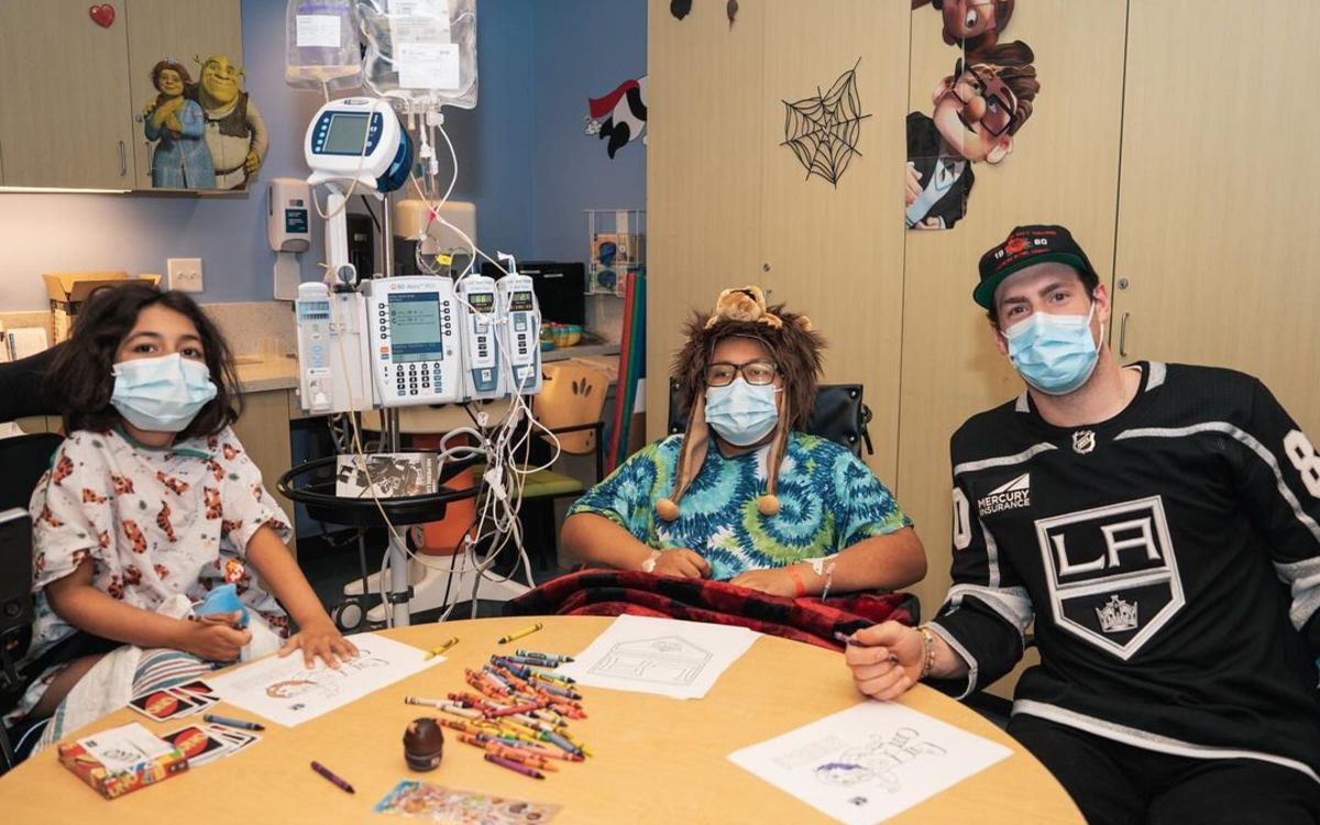 LA Kings player with CHLA patients