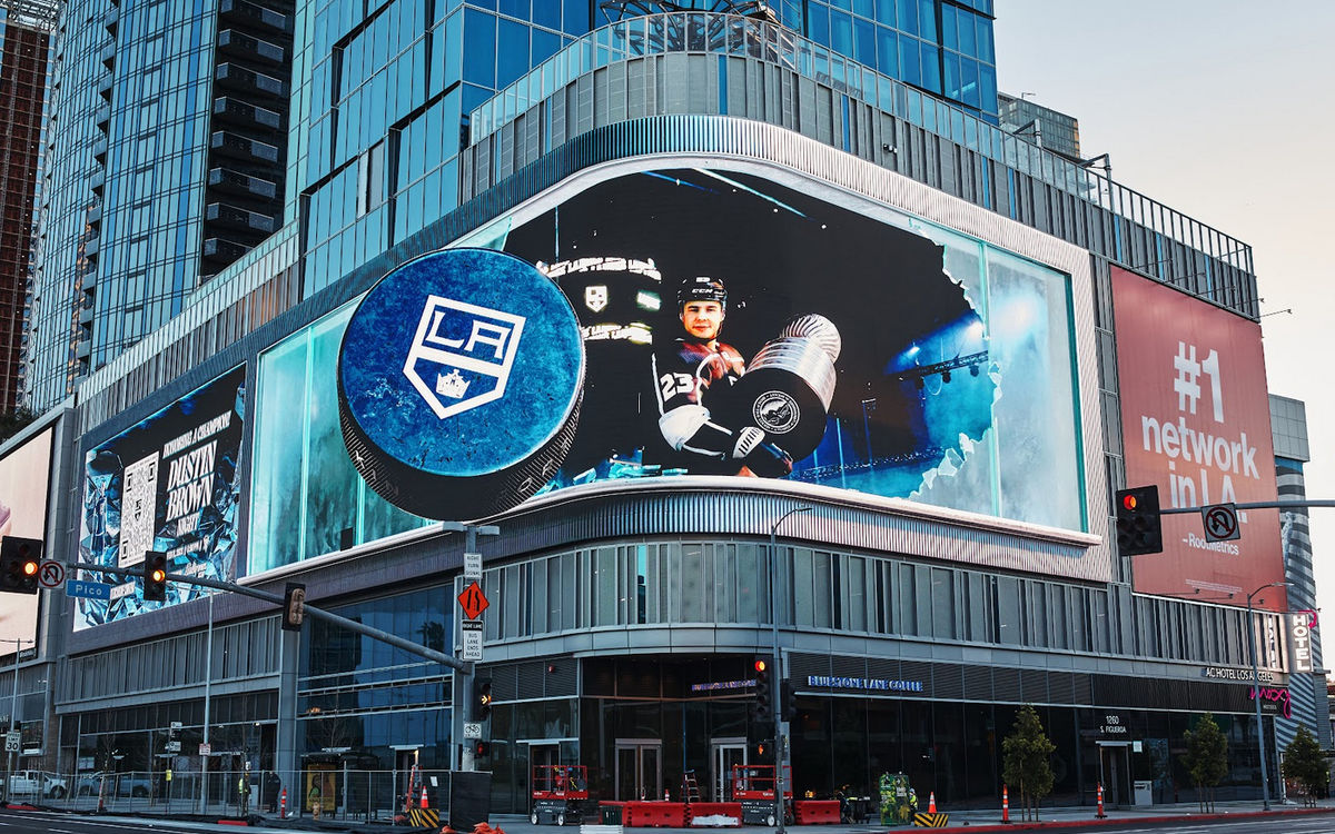 LA Kings legend Dustin Brown stars in Downtown L.A.'s first-ever 3D billboard. Augmented Reality technology brings the billboard